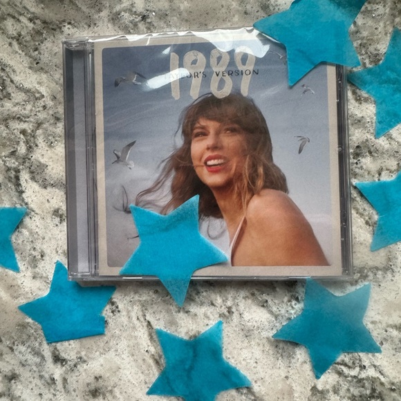 1989 (Taylor's Version) Crystal Skies Limited Edition Varient CD w/ Polaroids - Picture 2 of 7